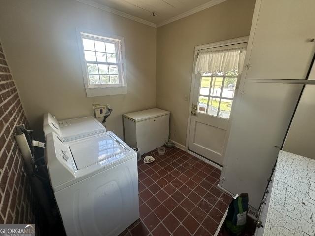 327 W Church St, Swainsboro, GA 30401 - laundry room featuring washing machine and dryer, laundry area, crown molding, and a healthy amount of sunlight