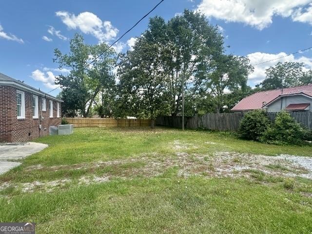 327 W Church St, Swainsboro, GA 30401 - view of yard with fence