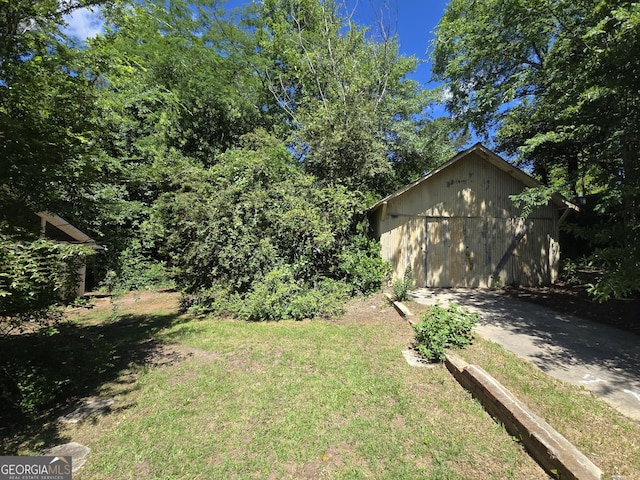 863 Boulevard, Macon, GA 31211 - view of yard with an outbuilding and driveway