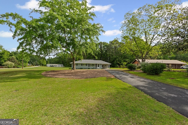 view of front of home featuring driveway and a front yard