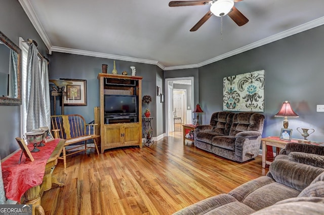 living room featuring ceiling fan, light wood-style flooring, baseboards, and ornamental molding