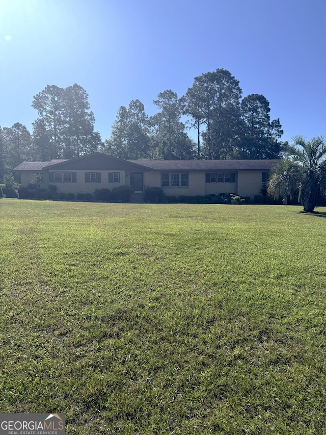 single story home with a front yard