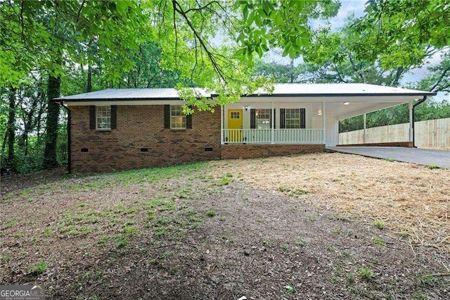 196 Highland Dr, Calhoun, GA 30701 - view of front of house with covered porch, crawl space, fence, a carport, and driveway
