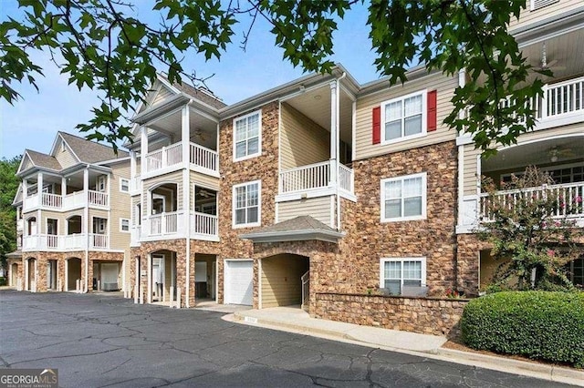 view of apartment building / complex