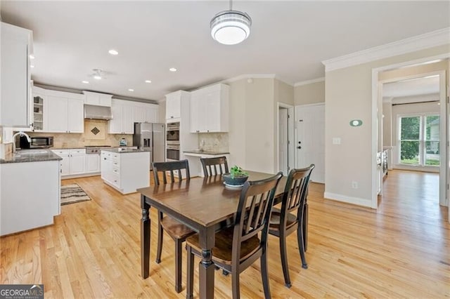 dining room featuring ornamental molding, light wood-style floors, baseboards, and recessed lighting