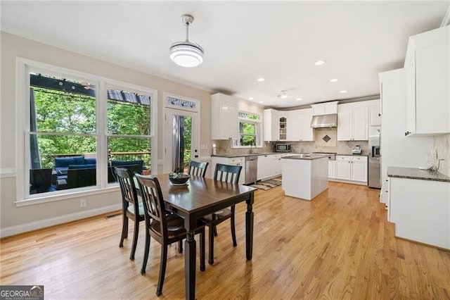 dining space featuring light wood-type flooring, recessed lighting, and baseboards