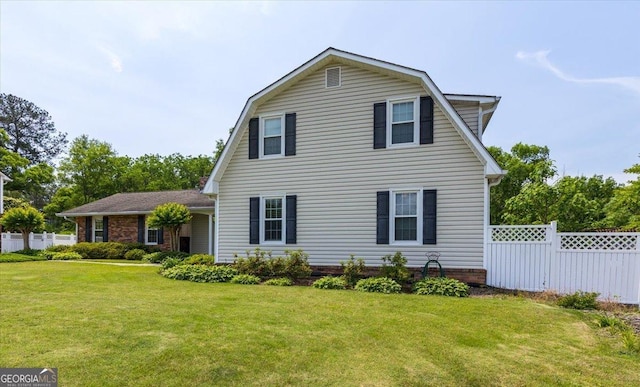 540 Commanche Dr, Macon, GA 31210 - exterior space featuring a front yard, a gambrel roof, and fence