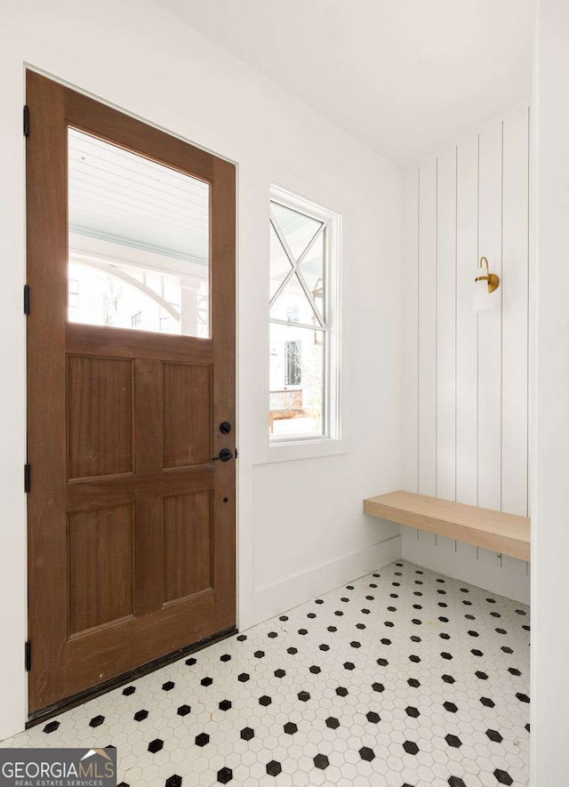 11536 Serenbe Ln, Chattahoochee Hills, GA 30268 - foyer featuring baseboards