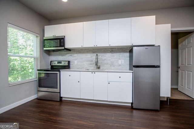 unfurnished room featuring a wall mounted AC, dark wood finished floors, baseboards, and recessed lighting