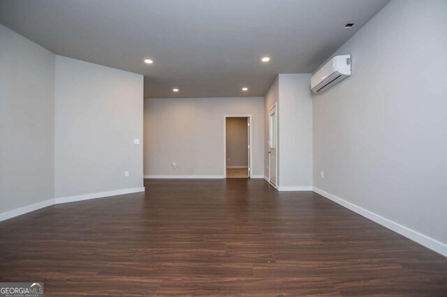 empty room featuring carpet floors, recessed lighting, and baseboards