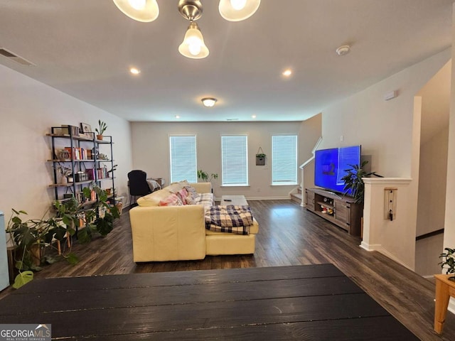 living area featuring baseboards, recessed lighting, visible vents, and wood finished floors