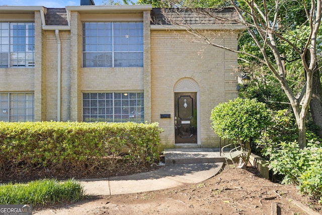 view of front facade featuring brick siding