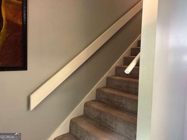 6119 Woodmont Blvd, Peachtree Corners, GA 30092 - hall with baseboards, a wealth of natural light, light wood-style flooring, and a textured ceiling