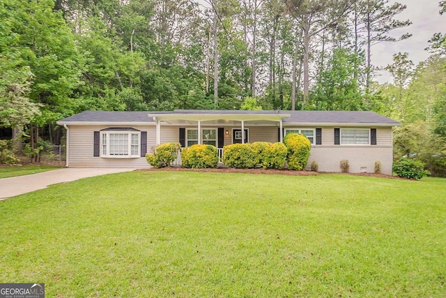 ranch-style home featuring a front lawn and driveway