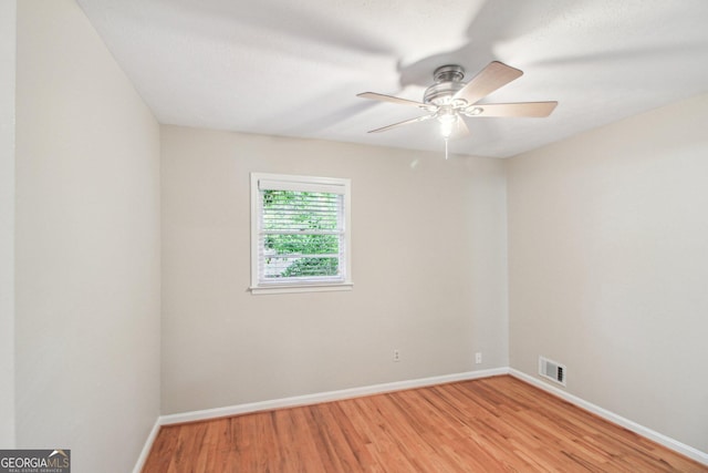 unfurnished room featuring light wood finished floors, visible vents, baseboards, and ceiling fan