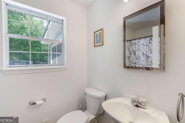 40 Carole Dr, Carrollton, GA 30117 - bathroom featuring toilet, a wealth of natural light, a sink, and curtained shower