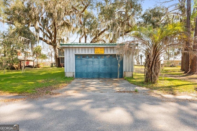 863 Hickory Bluff Rd, Waverly, GA 31565 - garage featuring driveway