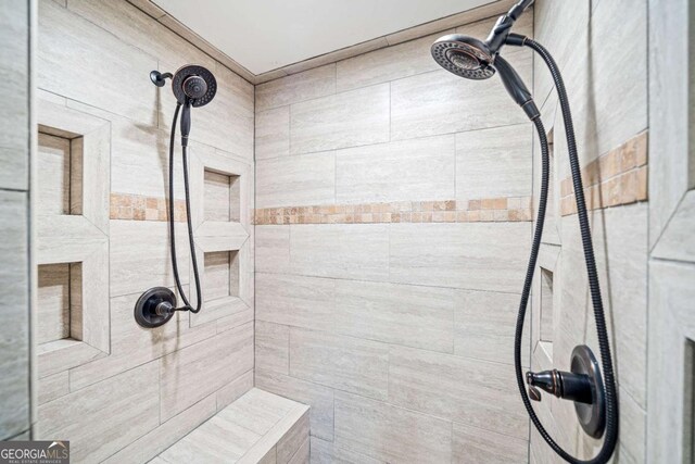 bathroom featuring a tile shower