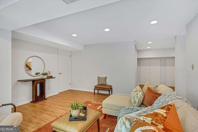 living area featuring wood finished floors, recessed lighting, and baseboards