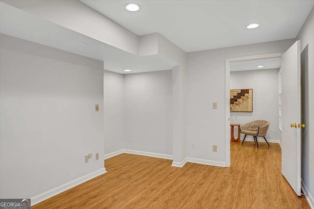 basement with light wood-style flooring, recessed lighting, and baseboards