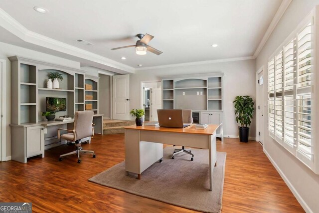home office featuring a ceiling fan, wood finished floors, ornamental molding, recessed lighting, and built in desk
