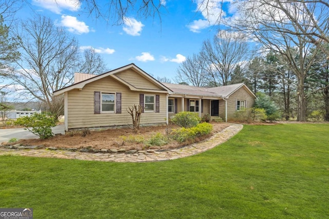 ranch-style home featuring a front lawn
