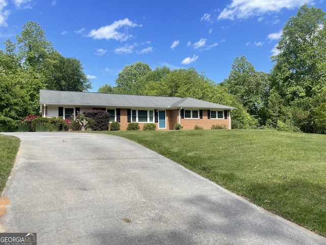 single story home featuring a front yard and driveway