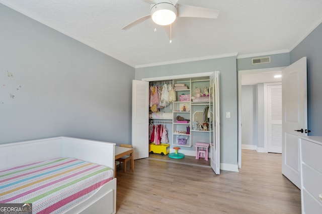 6851 Roswell Rd Unit K-23, Atlanta, GA 30328 - bedroom with wood finished floors, ornamental molding, a closet, a textured ceiling, and a ceiling fan