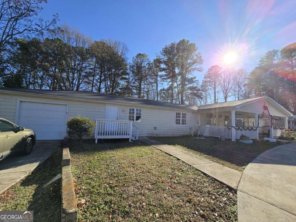 507 Jefferson Hwy, Winder, GA 30680 - ranch-style house featuring covered porch, driveway, and an attached garage