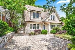 view of front of house featuring decorative driveway