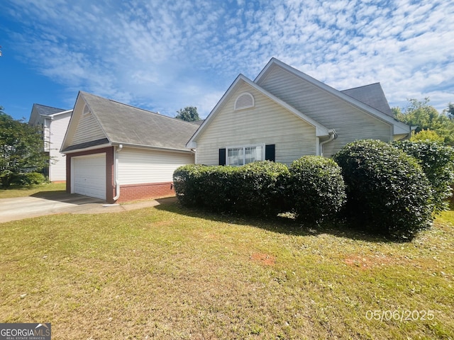 view of front facade with a front lawn, an attached garage, and driveway