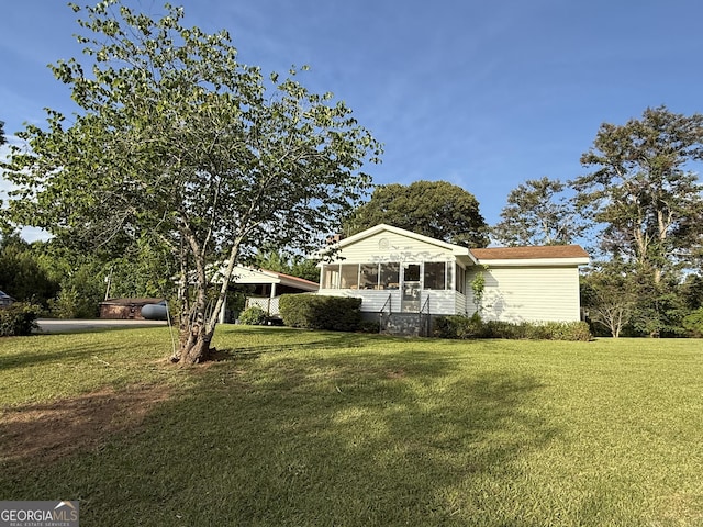 view of front of property featuring a front lawn