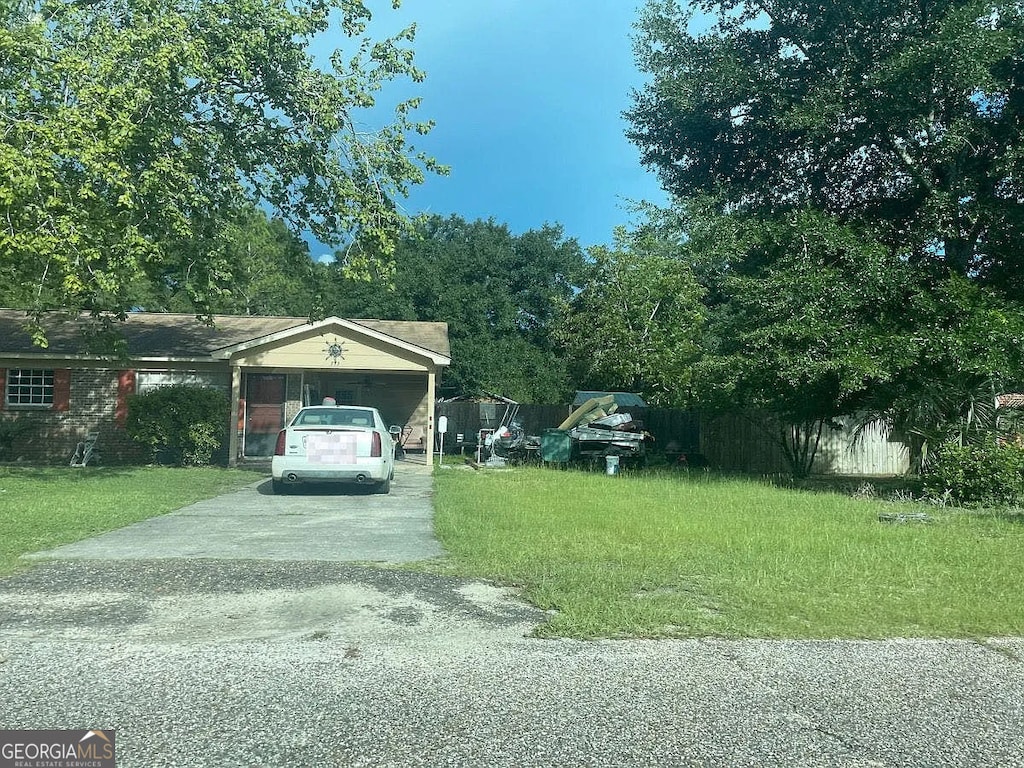 view of yard featuring concrete driveway