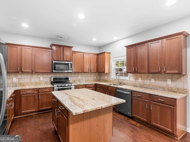 973 Buckhorn Bnd, Locust Grove, GA 30248 - kitchen featuring stainless steel appliances, a sink, dark wood-style flooring, a center island, and recessed lighting