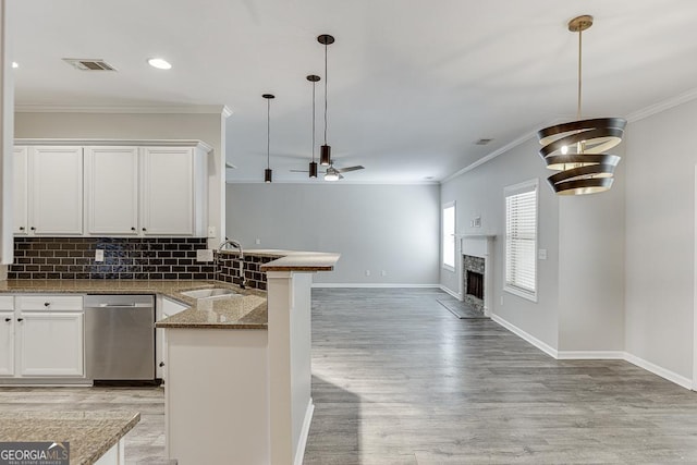9565 Rushmore Cir, Braselton, GA 30517 - kitchen featuring dishwasher, a peninsula, ceiling fan, open floor plan, and ornamental molding