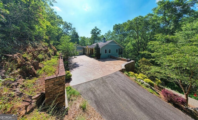 view of front facade featuring driveway