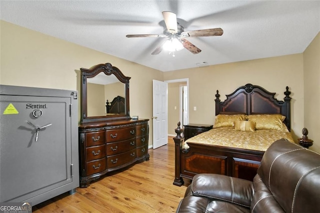 bedroom featuring light wood-style floors and a ceiling fan