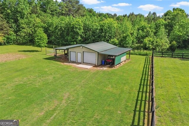 view of outdoor structure featuring an outbuilding and driveway