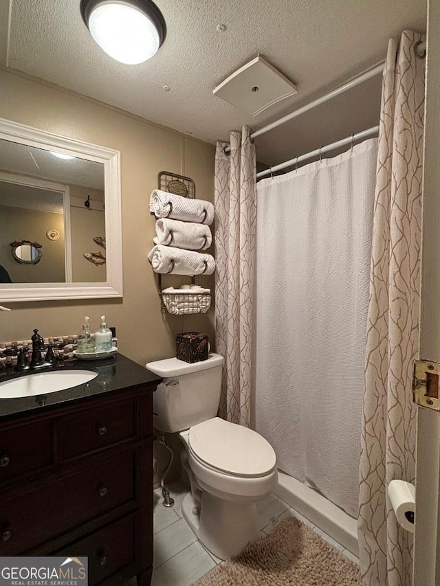317 Cedar Dr NW, Sparta, GA 31087 - bathroom featuring a textured ceiling, toilet, vanity, and a shower with curtain