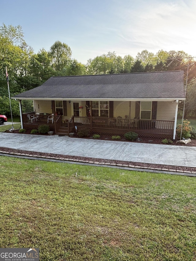 view of front of property featuring covered porch and a front yard