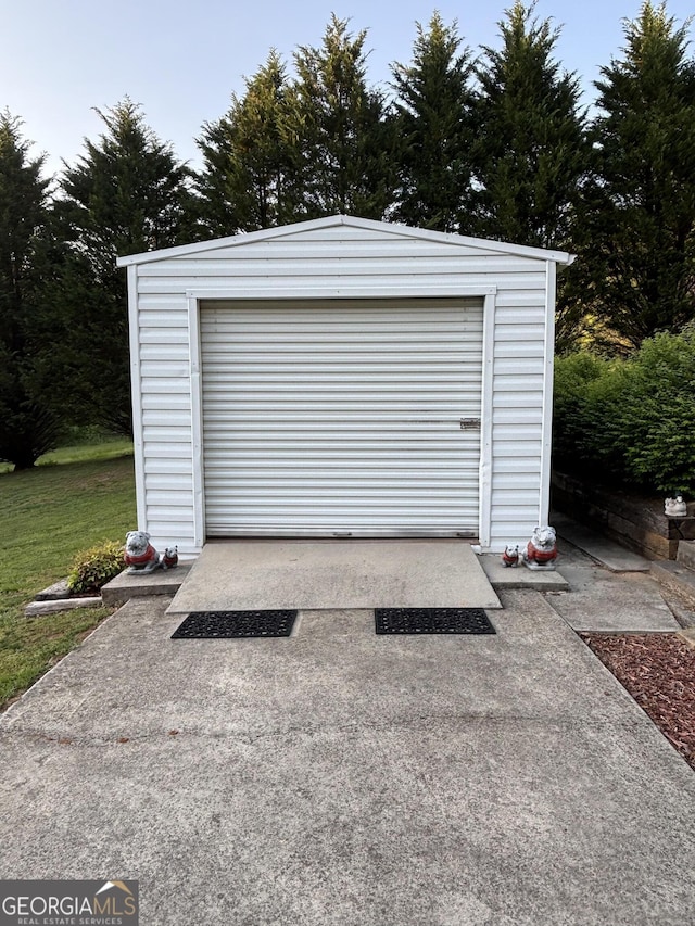detached garage featuring concrete driveway