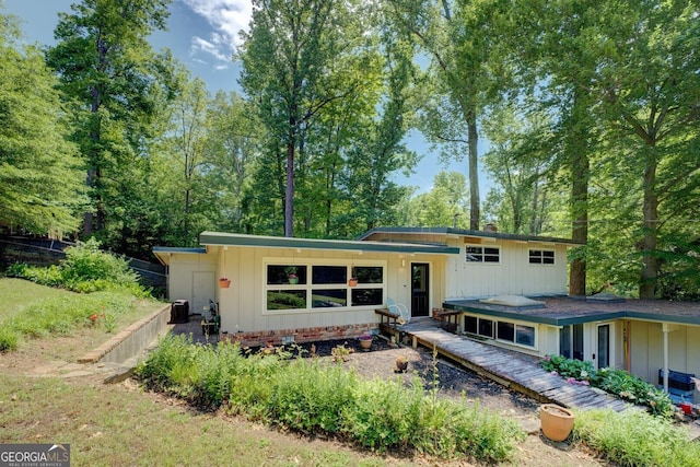 3449 Archwood Dr, Doraville, GA 30340 - split level home featuring board and batten siding and fence