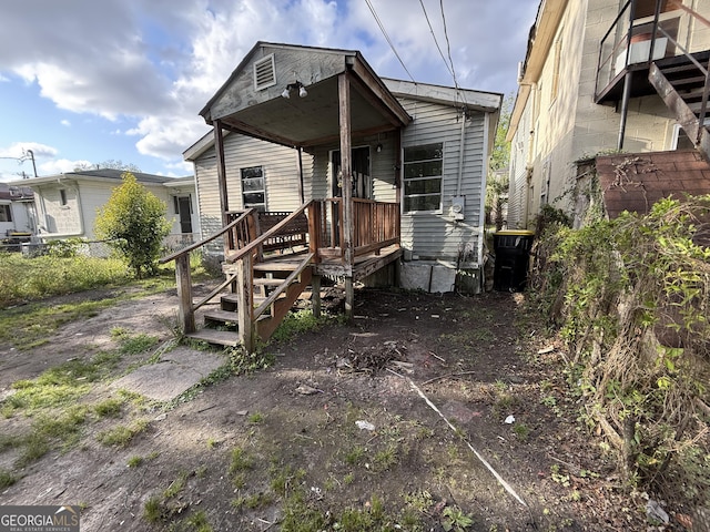 shotgun-style home with fence