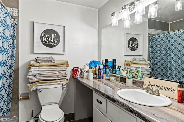 full bath with vanity, toilet, and a shower with shower curtain
