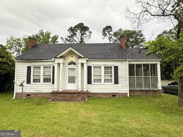 210 W Church St, Swainsboro, GA 30401 - view of front of house featuring crawl space, a chimney, and a front yard