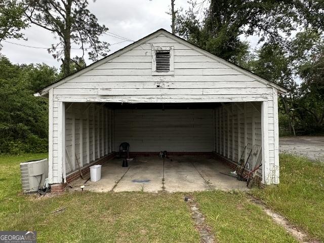 210 W Church St, Swainsboro, GA 30401 - view of garage