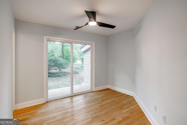 unfurnished room featuring light wood-style floors, baseboards, and ceiling fan