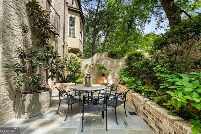 122 Old Ivy Rd NE Unit 17, Atlanta, GA 30342 - view of patio / terrace with outdoor dining area