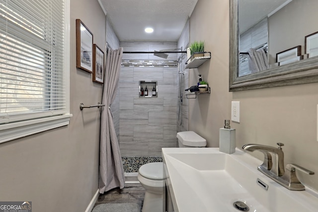 full bath featuring toilet, tiled shower, baseboards, vanity, and recessed lighting