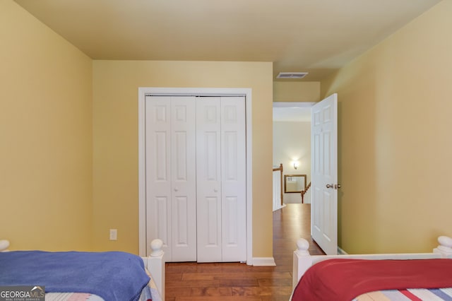 5960 Bridge Stone Ct, Cumming, GA 30028 - bedroom featuring wood finished floors and a closet